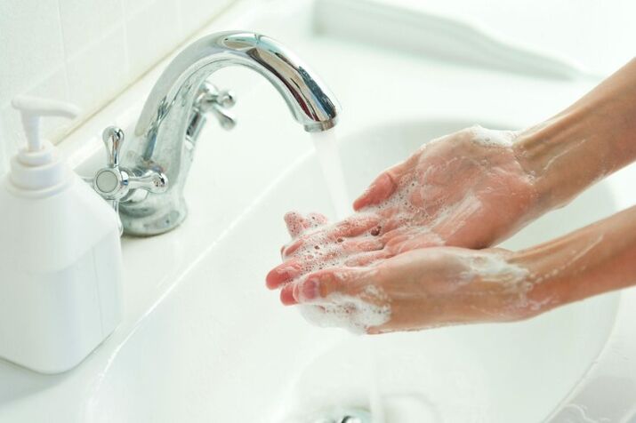 kézmosás szappannal a férgek megelőzése érdekében